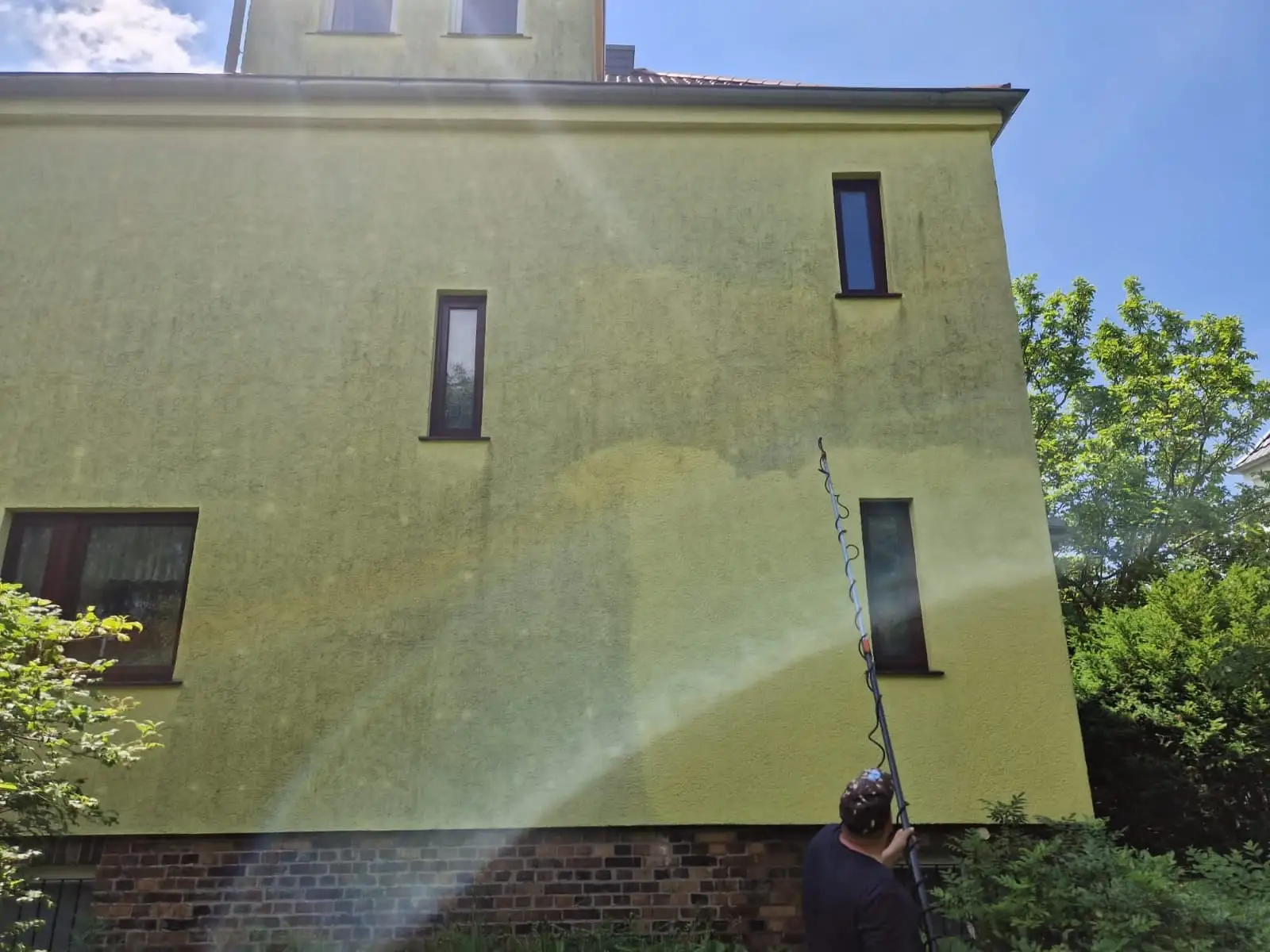 Schonende Fassadenreinigung mit der Teleskoplanze